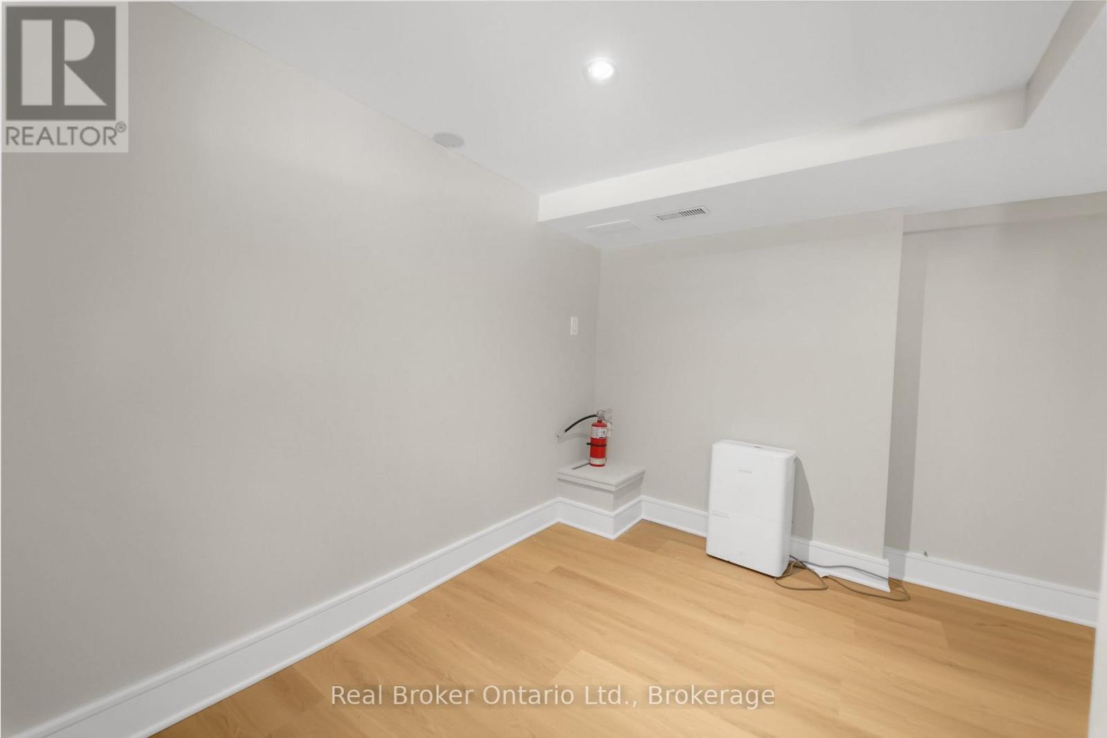 Lower Unit - 223 Bond Street N, Hamilton, Ontario  L8S 3W8 - Photo 10 - X12147474