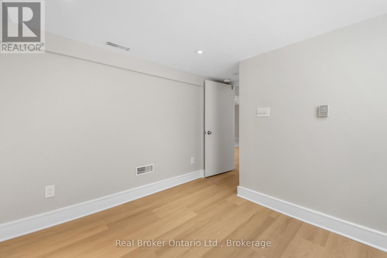 Lower Unit - 223 Bond Street N, Hamilton, Ontario  L8S 3W8 - Photo 4 - X12147474