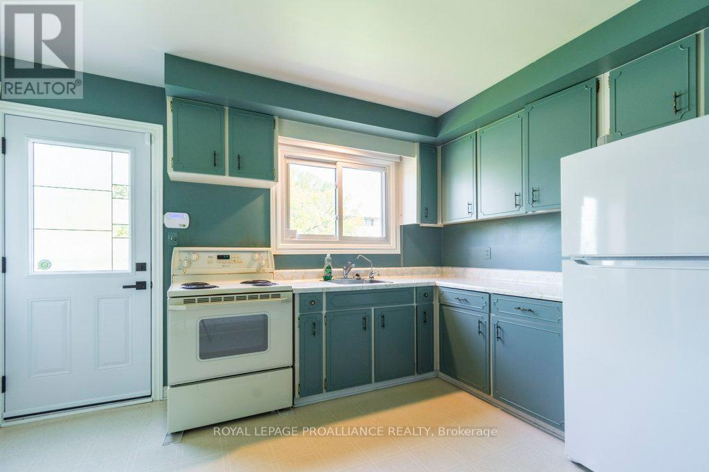 41 Parkdale Drive, Belleville, Ontario  K8P 2P3 - Photo 11 - X12147698