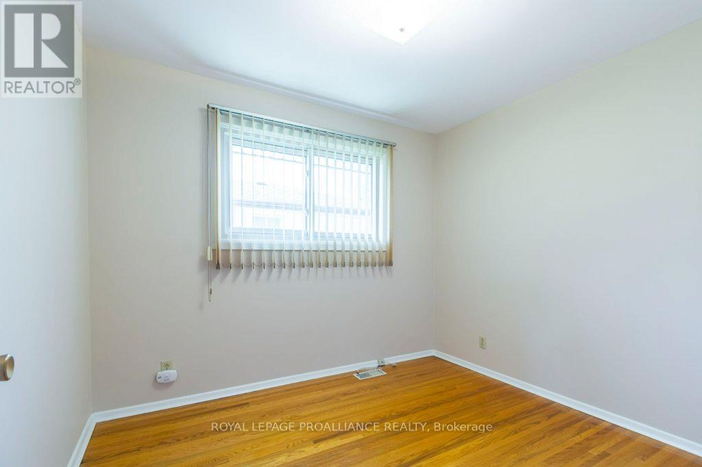 41 Parkdale Drive, Belleville, Ontario  K8P 2P3 - Photo 18 - X12147698