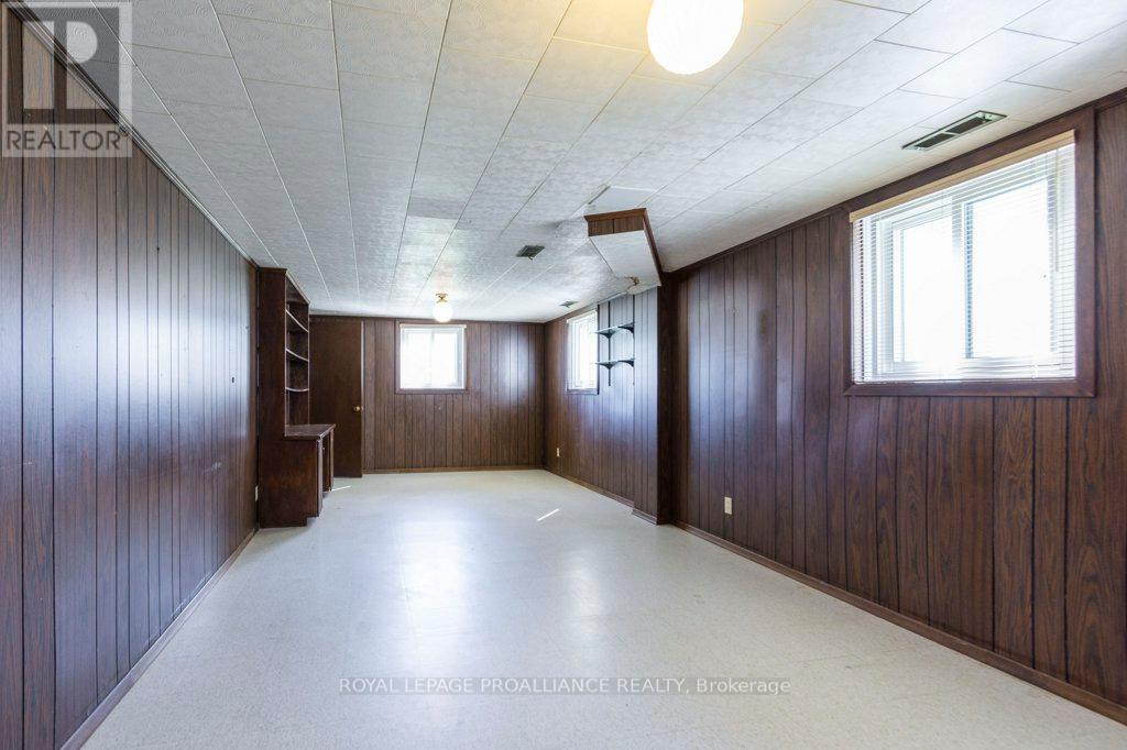 41 Parkdale Drive, Belleville, Ontario  K8P 2P3 - Photo 19 - X12147698