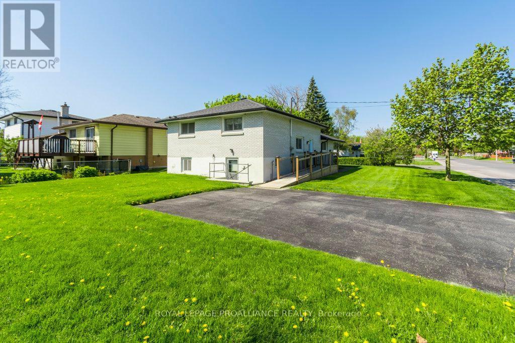 41 Parkdale Drive, Belleville, Ontario  K8P 2P3 - Photo 23 - X12147698