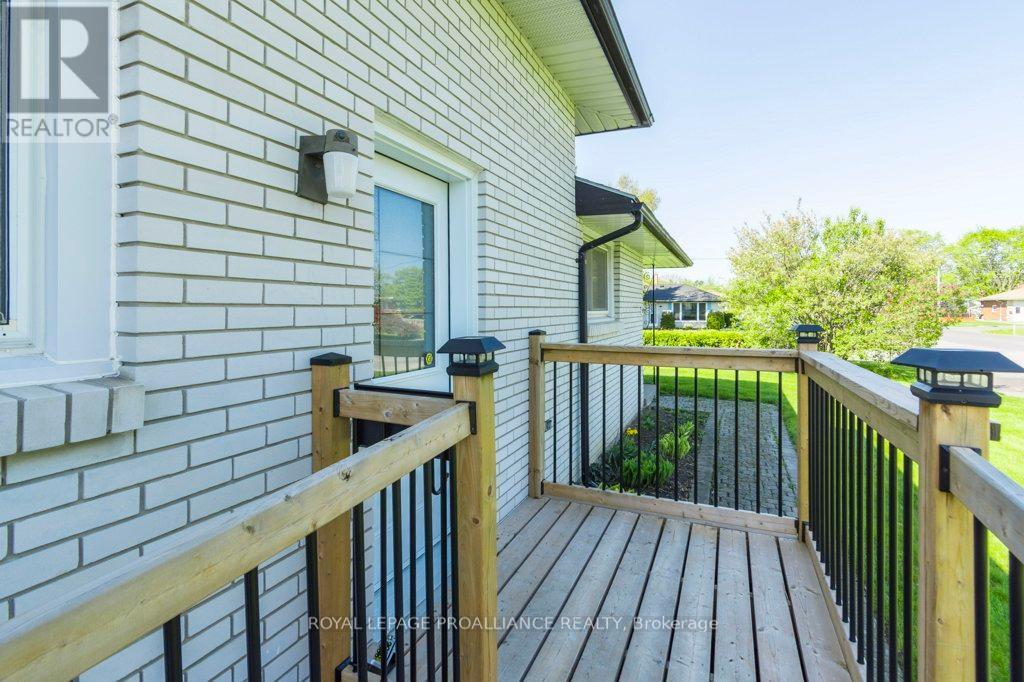 41 Parkdale Drive, Belleville, Ontario  K8P 2P3 - Photo 4 - X12147698