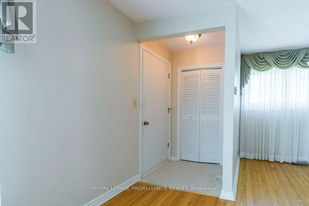 41 Parkdale Drive, Belleville, Ontario  K8P 2P3 - Photo 5 - X12147698