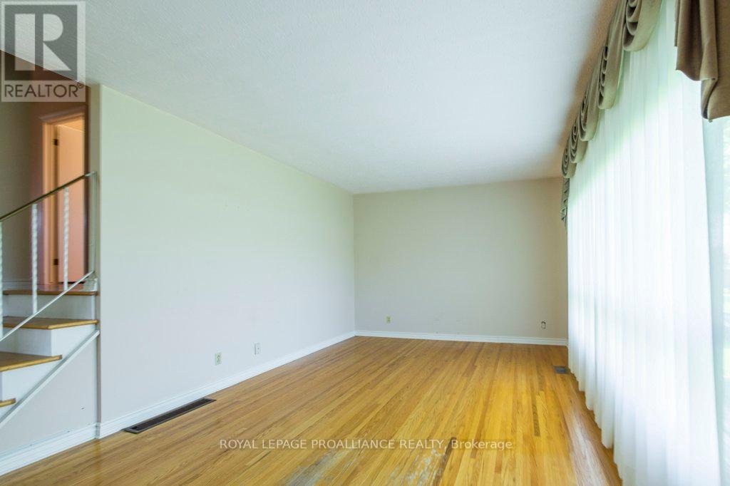 41 Parkdale Drive, Belleville, Ontario  K8P 2P3 - Photo 6 - X12147698