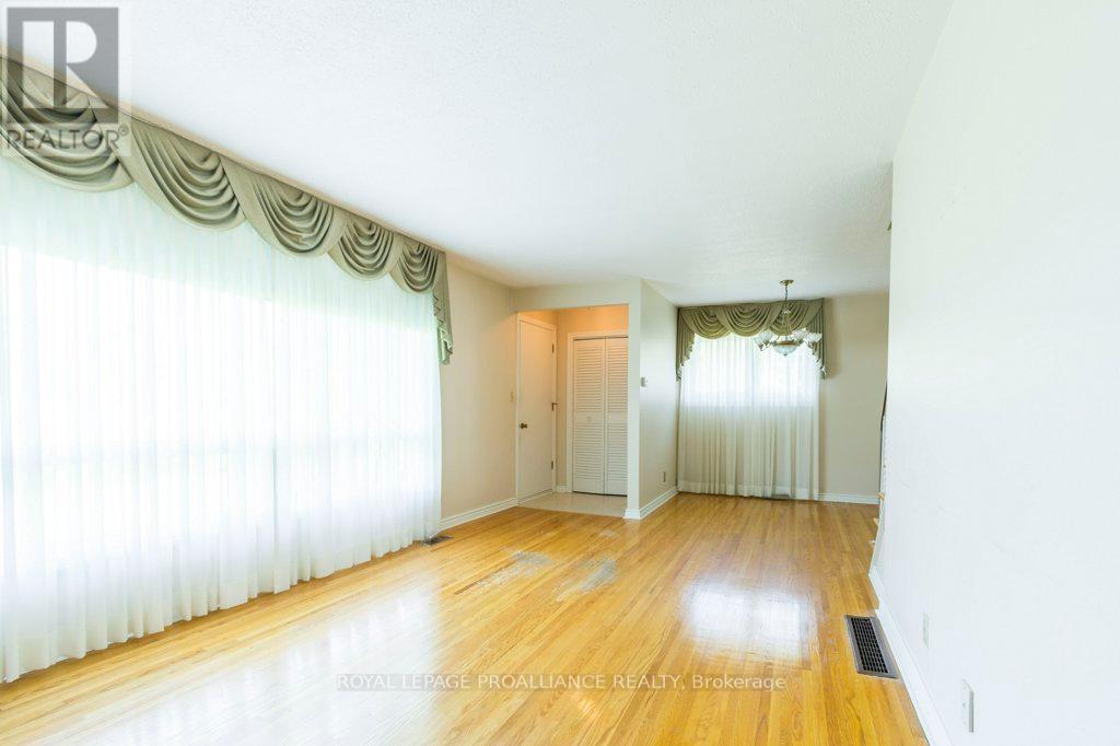 41 Parkdale Drive, Belleville, Ontario  K8P 2P3 - Photo 7 - X12147698