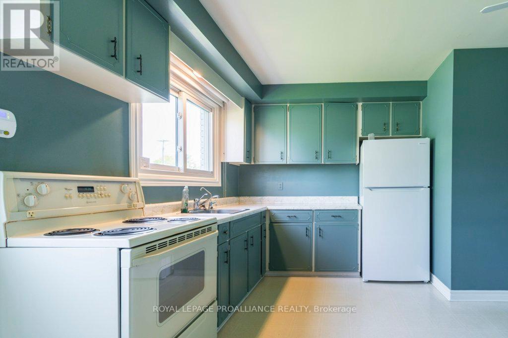 41 Parkdale Drive, Belleville, Ontario  K8P 2P3 - Photo 9 - X12147698