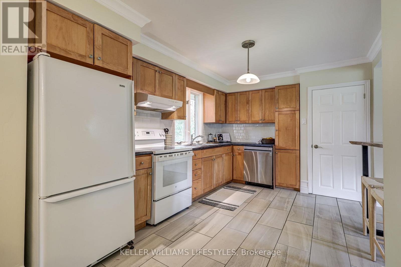 346 Glenrose Drive, London South, Ontario  N6K 2A8 - Photo 10 - X12146768