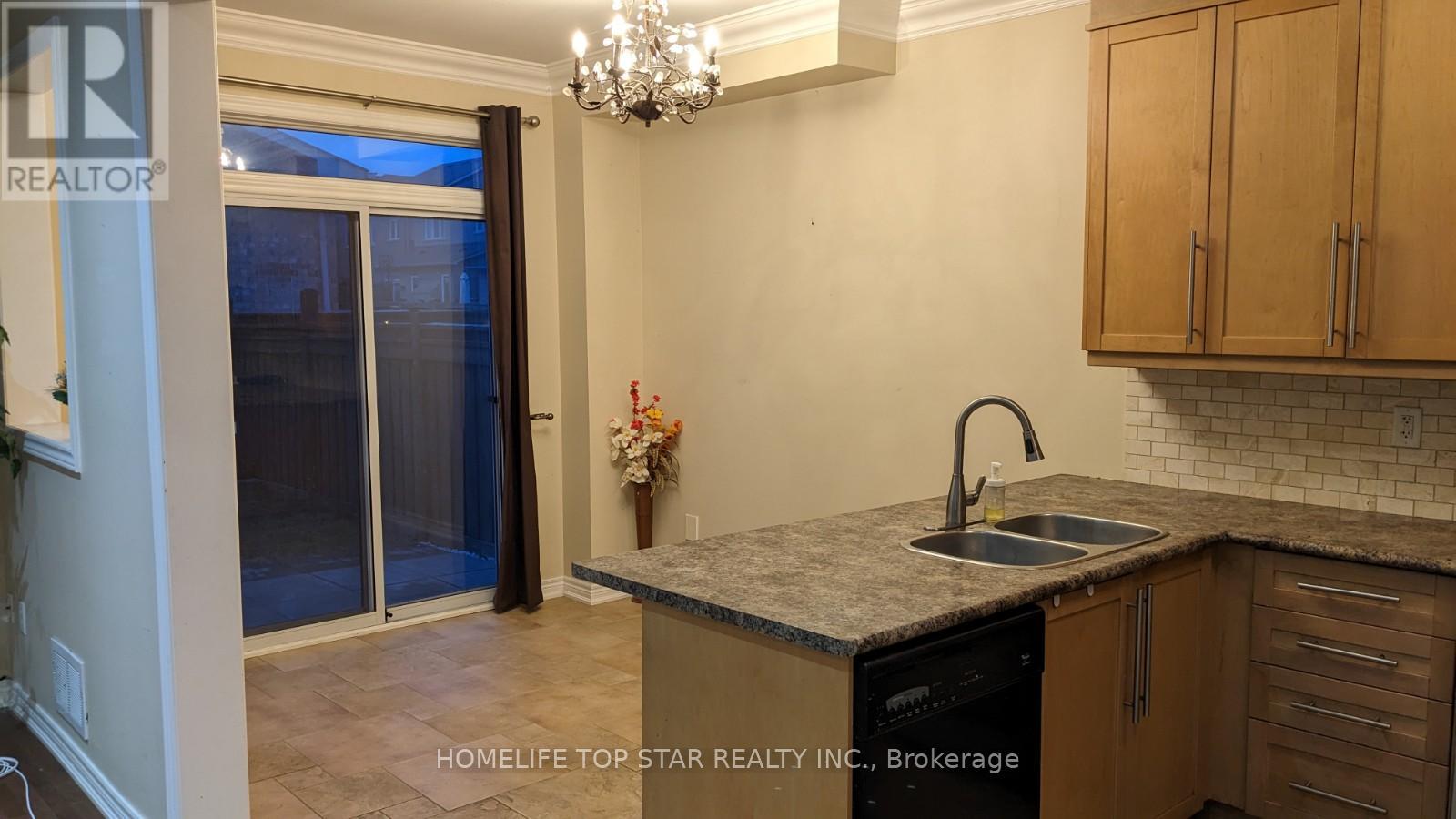427 Vellore Park Avenue, Vaughan (Vellore Village), Ontario  L4H 0E6 - Photo 4 - N12125524