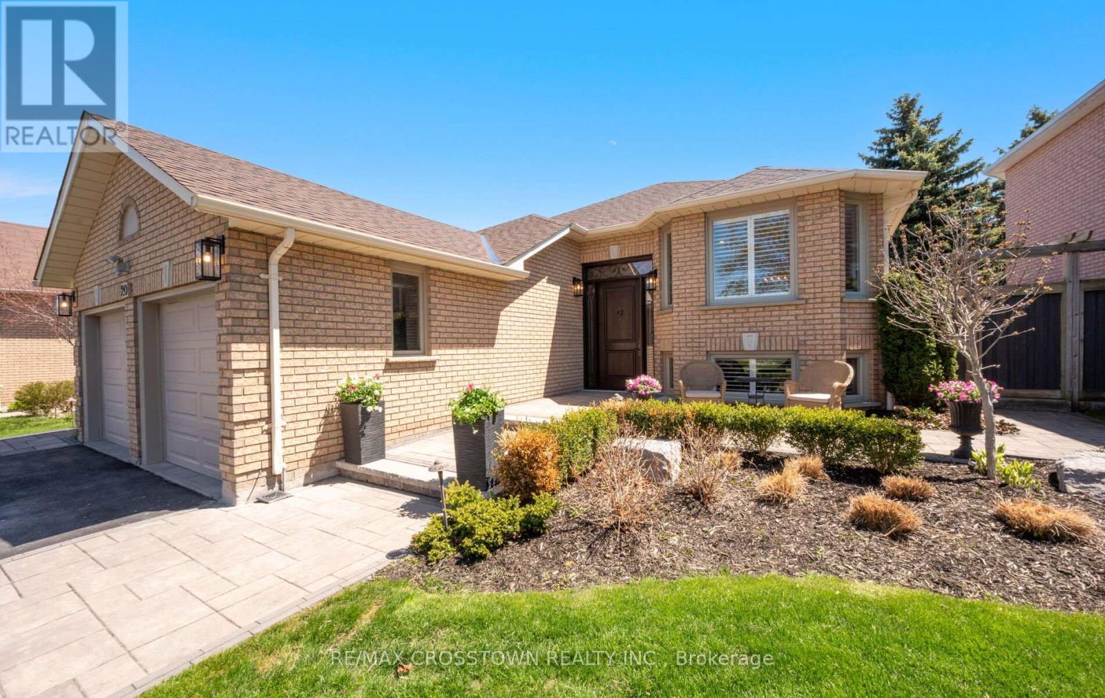 20 Compton Crescent, Bradford West Gwillimbury (Bradford), Ontario  L3Z 2X5 - Photo 2 - N12147372