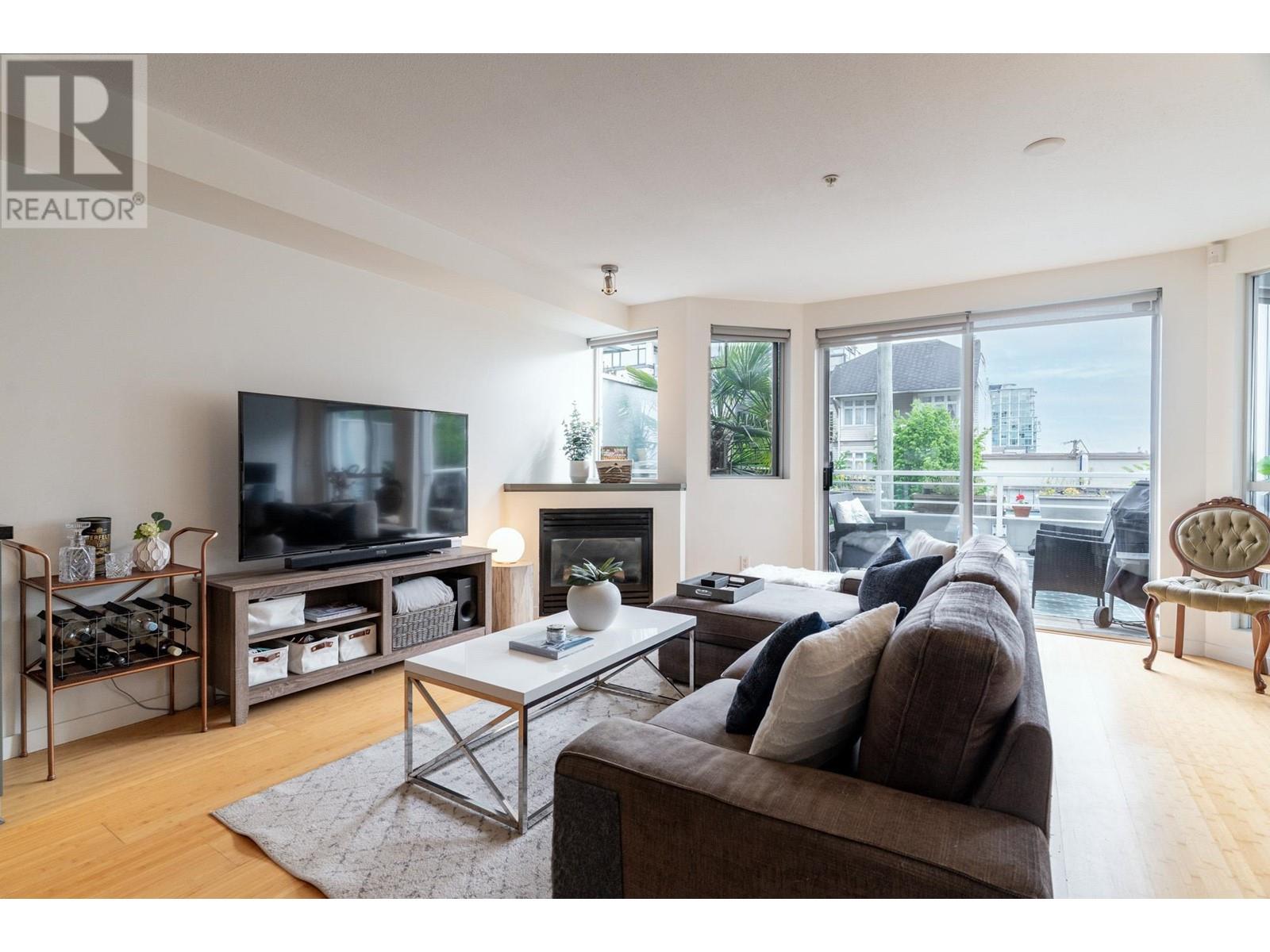 203 122 E 3rd Street, North Vancouver, British Columbia  V7L 1E6 - Photo 2 - R3002313