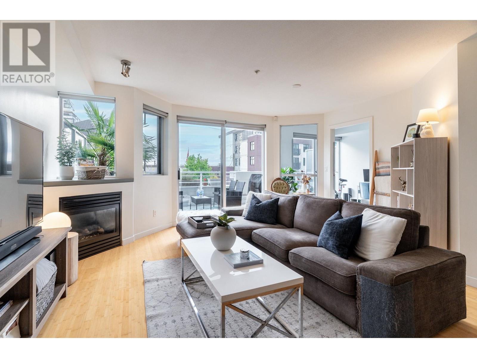 203 122 E 3RD STREET, North Vancouver, British Columbia