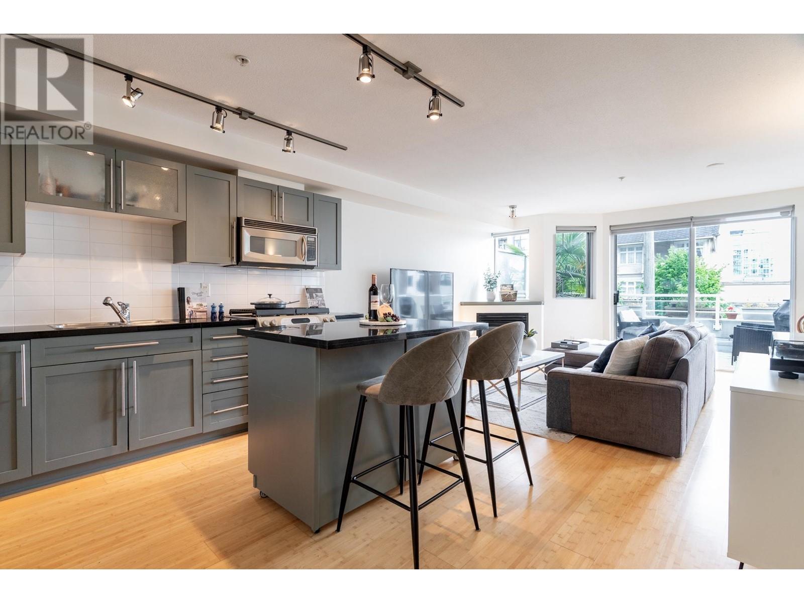 203 122 E 3rd Street, North Vancouver, British Columbia  V7L 1E6 - Photo 3 - R3002313