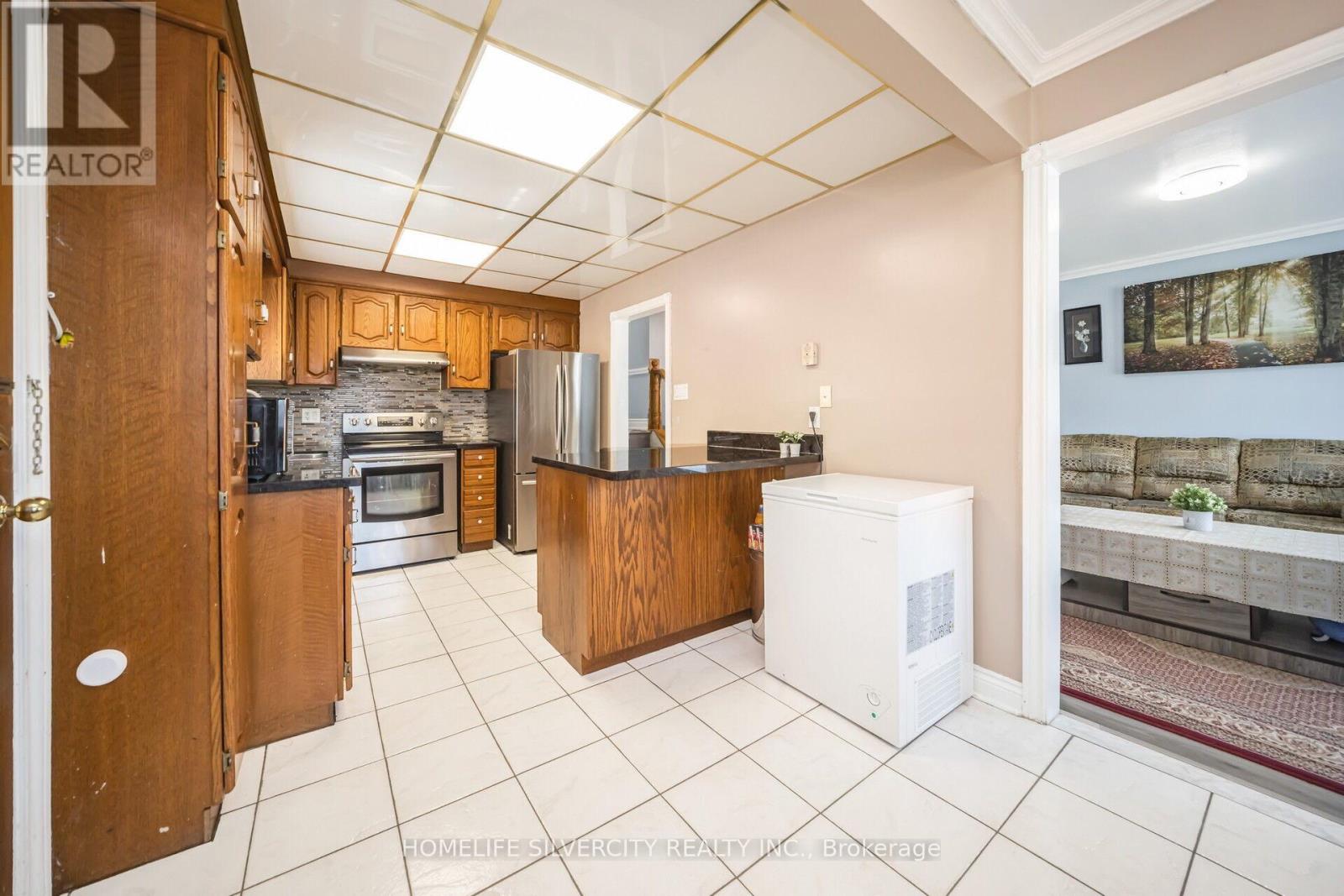 4 Benstrow Avenue, Toronto, Ontario  M9V 2Z6 - Photo 17 - W12147524