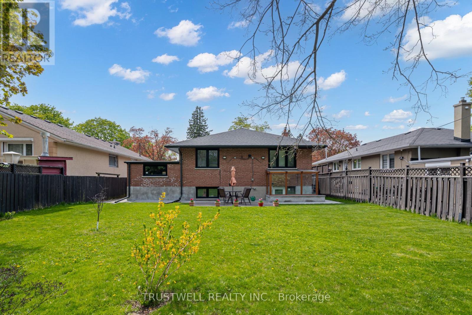 101 Wincott Drive, Toronto, Ontario  M9R 2P5 - Photo 11 - W12147553