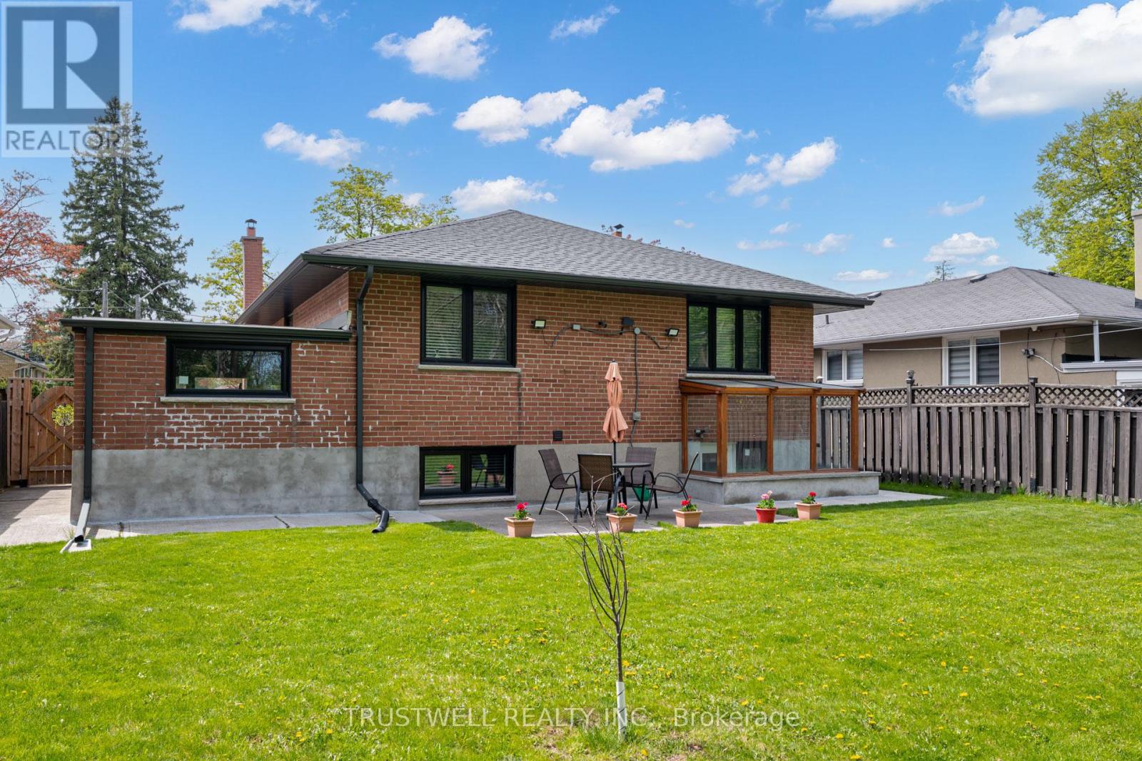 101 Wincott Drive, Toronto, Ontario  M9R 2P5 - Photo 4 - W12147553