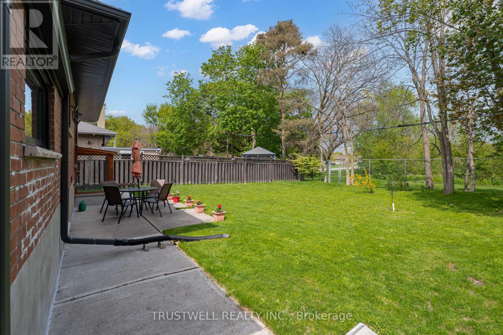 101 Wincott Drive, Toronto, Ontario  M9R 2P5 - Photo 6 - W12147553