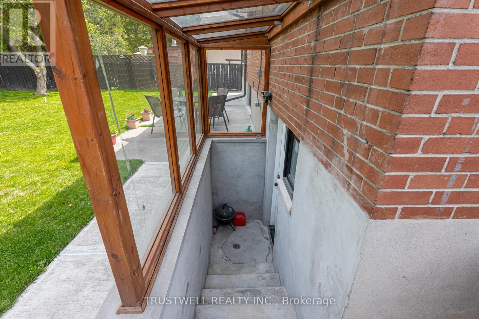 101 Wincott Drive, Toronto, Ontario  M9R 2P5 - Photo 9 - W12147553