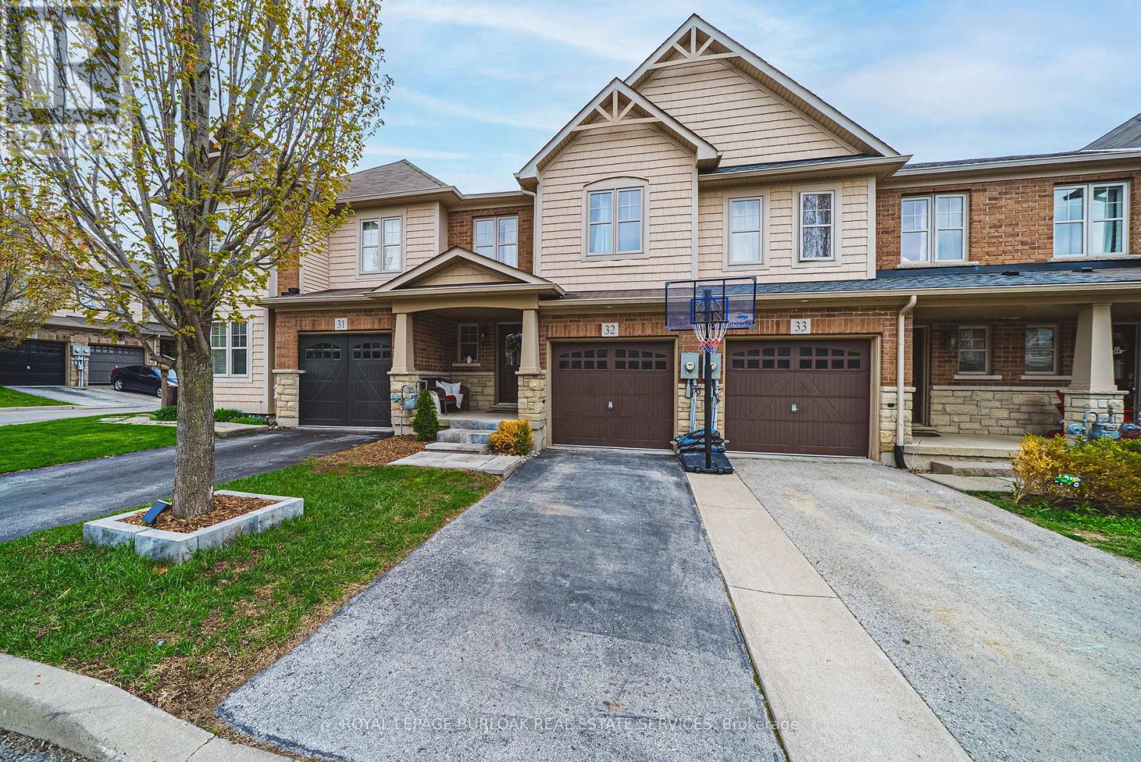 32 - 10 PUMPKIN PASS, Hamilton, Ontario