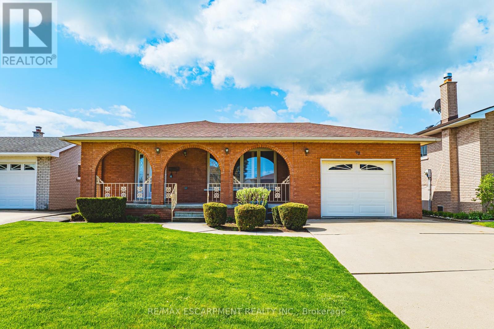 98 Deerhurst Road, Hamilton (Stoney Creek), Ontario  L8E 3G1 - Photo 2 - X12147401