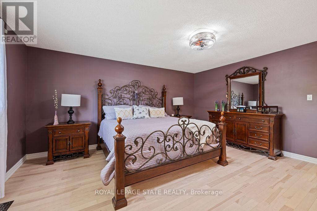 16 Linington Trail, Hamilton (Dundas), Ontario  L9H 7A3 - Photo 17 - X12147413