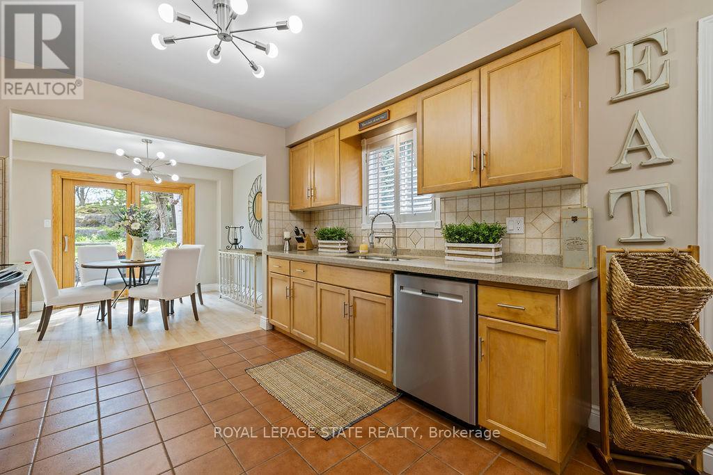 16 Linington Trail, Hamilton (Dundas), Ontario  L9H 7A3 - Photo 7 - X12147413