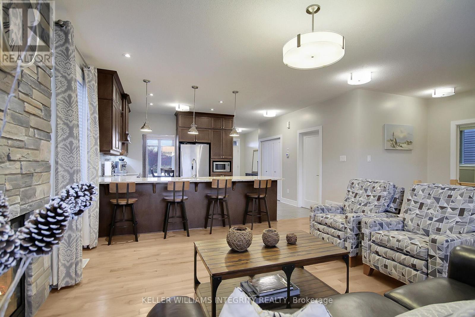 15 York Crossing, Russell, Ontario  K4R 0C4 - Photo 11 - X12147852