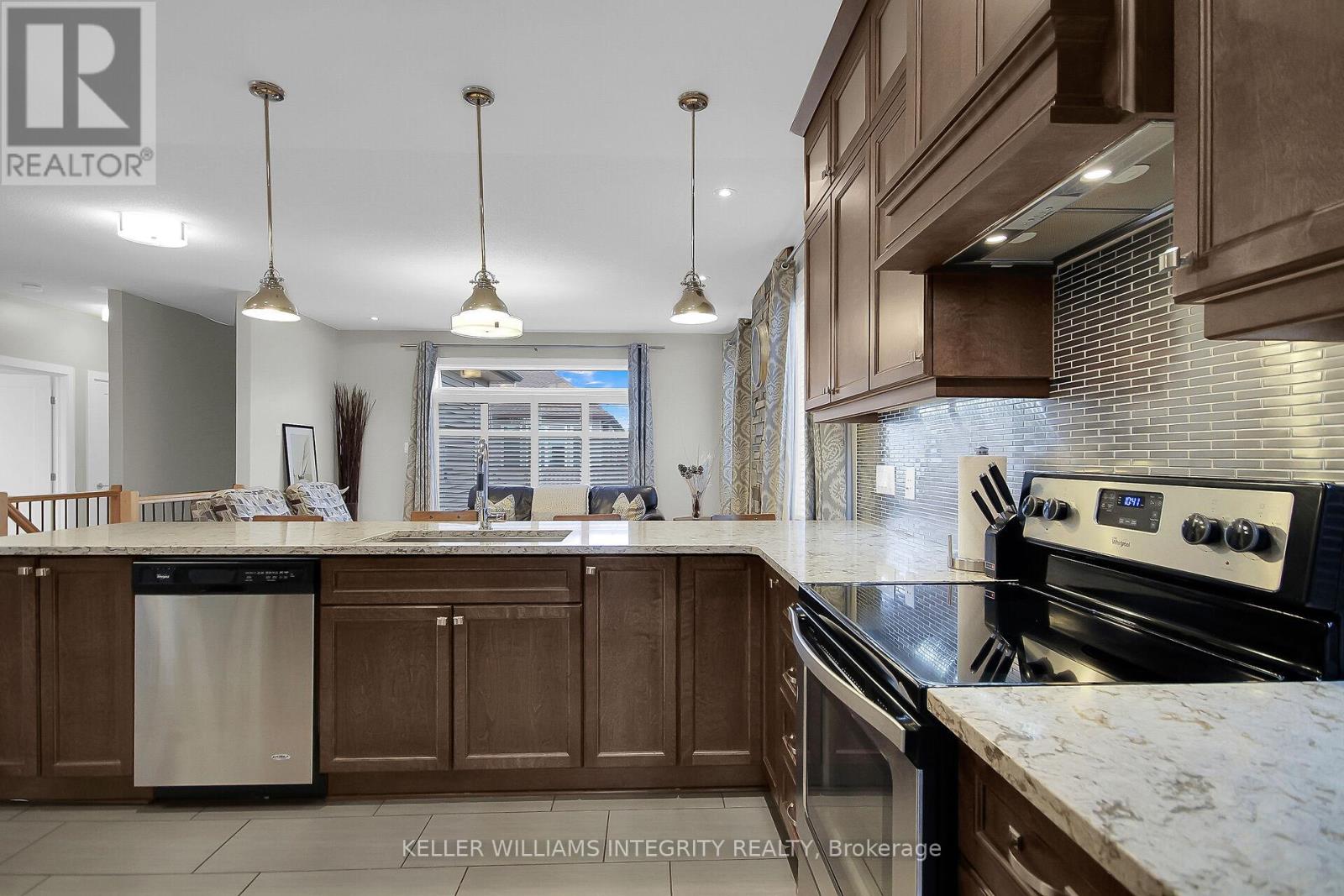 15 York Crossing, Russell, Ontario  K4R 0C4 - Photo 12 - X12147852