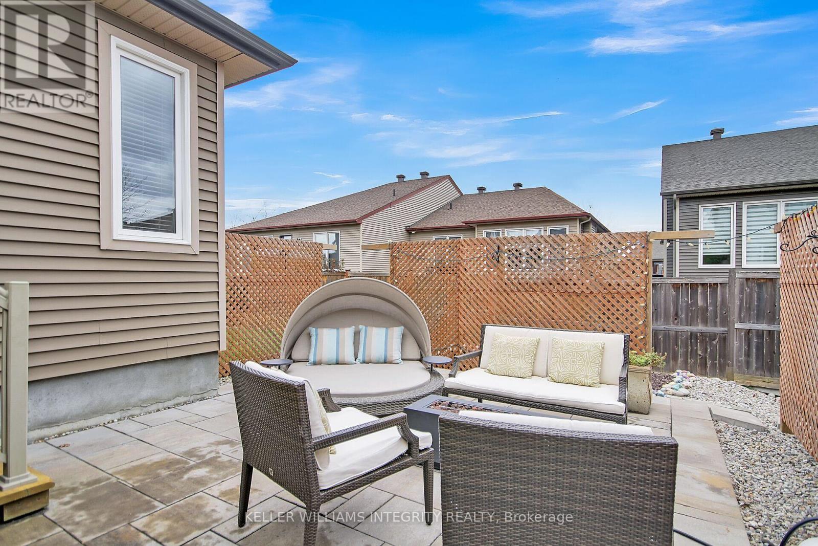 15 York Crossing, Russell, Ontario  K4R 0C4 - Photo 35 - X12147852