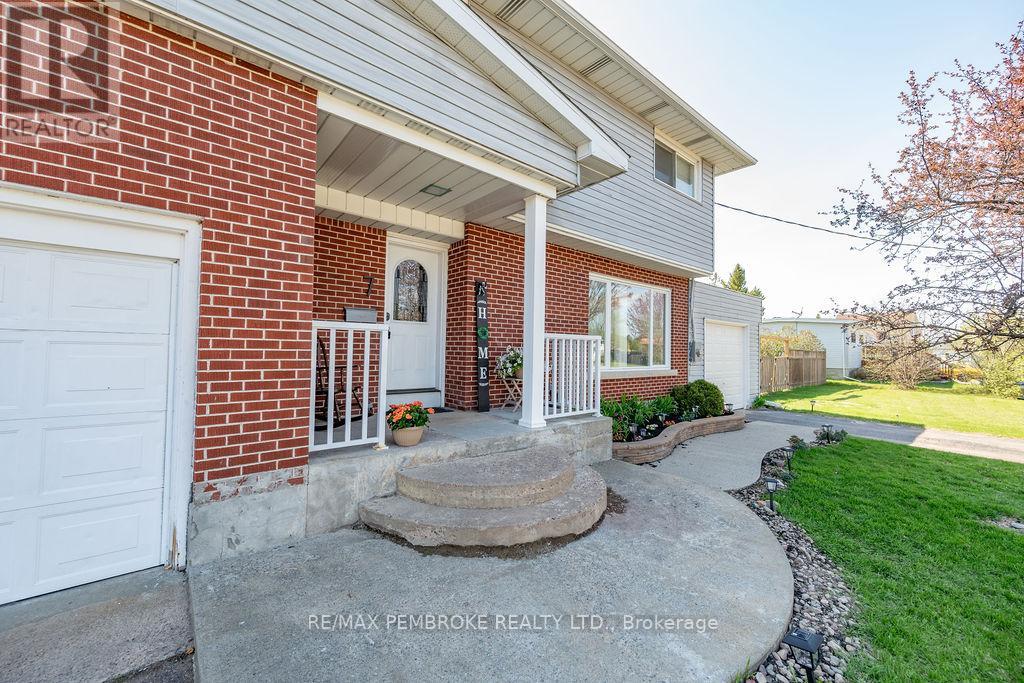 7 Violet Street, Petawawa, Ontario  K8H 2C2 - Photo 5 - X12147807