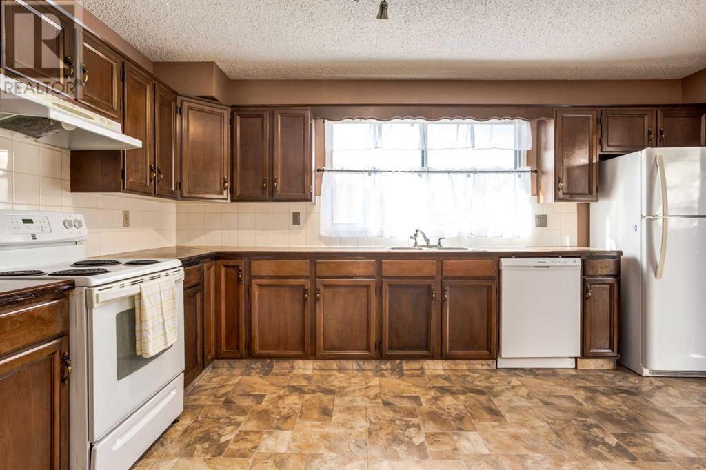 Property at 995 Berkley Drive NW image 4