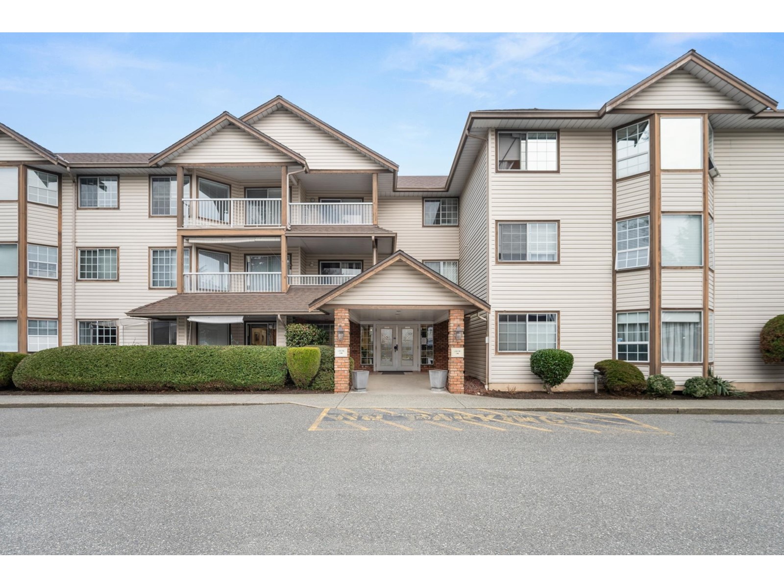 201 32145 Old Yale Road, Abbotsford, British Columbia  V2T 2C8 - Photo 1 - R3002513