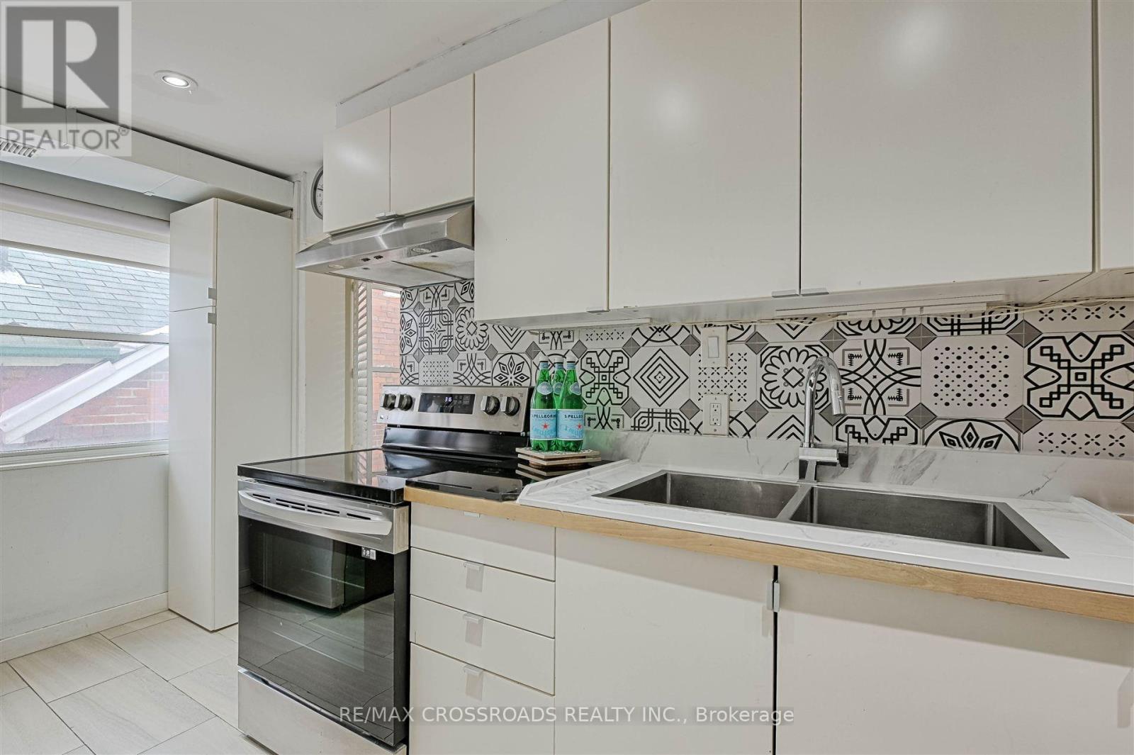105 Runnymede Road, Toronto, Ontario  M6S 2Y4 - Photo 9 - W12147024
