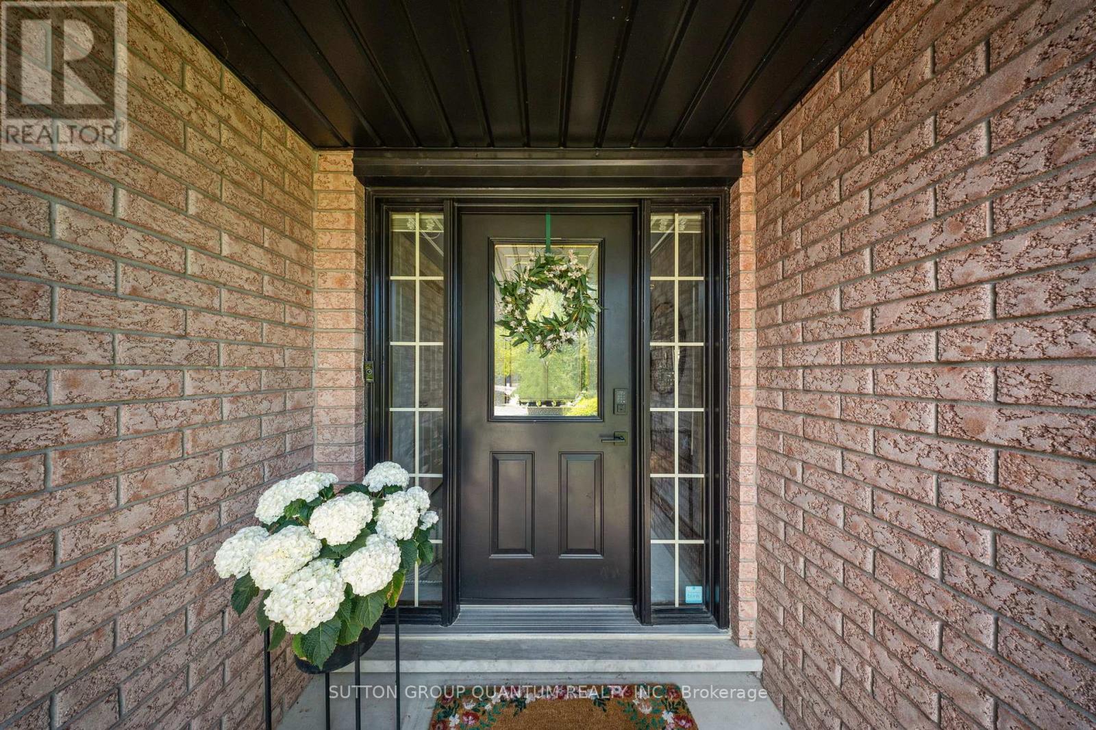 95 Gatestone Drive, Hamilton, Ontario  L8J 2V1 - Photo 2 - X12147452
