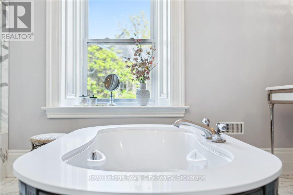 15 - 25 Manor Park Crescent, Guelph (Dovercliffe Park/old University), Ontario  N1G 1A2 - Photo 10 - X12147768