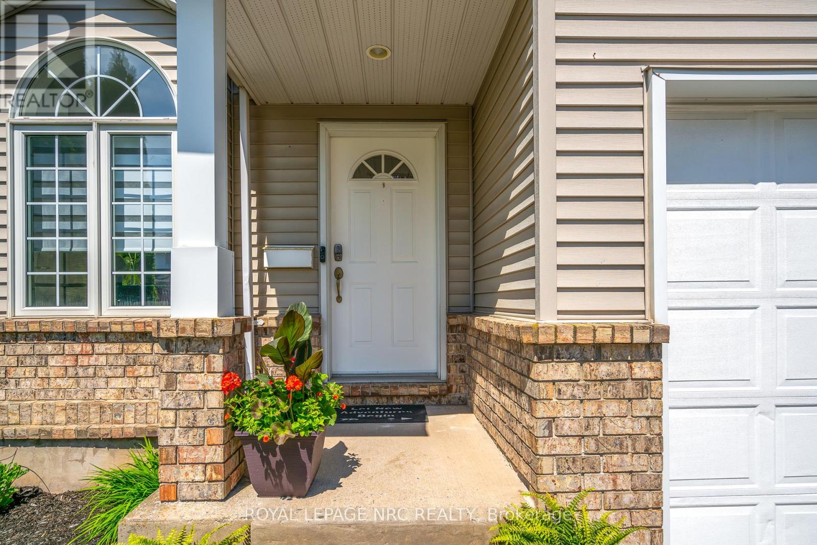 7707 Cortina Crescent, Niagara Falls, Ontario  L2H 3B4 - Photo 2 - X12147723