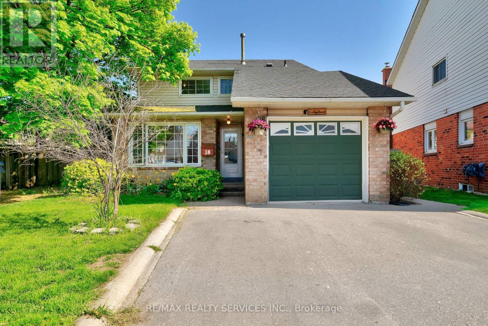 38 OMEGA SQUARE, Brampton, Ontario