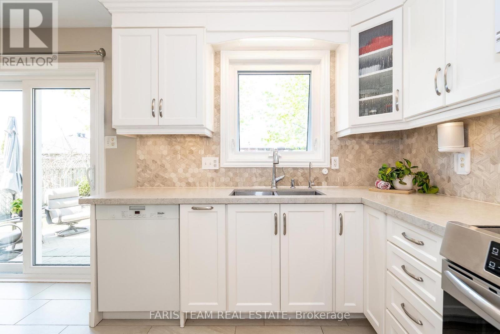 22 Watson Drive, Barrie, Ontario  L4M 6W3 - Photo 4 - S12147619