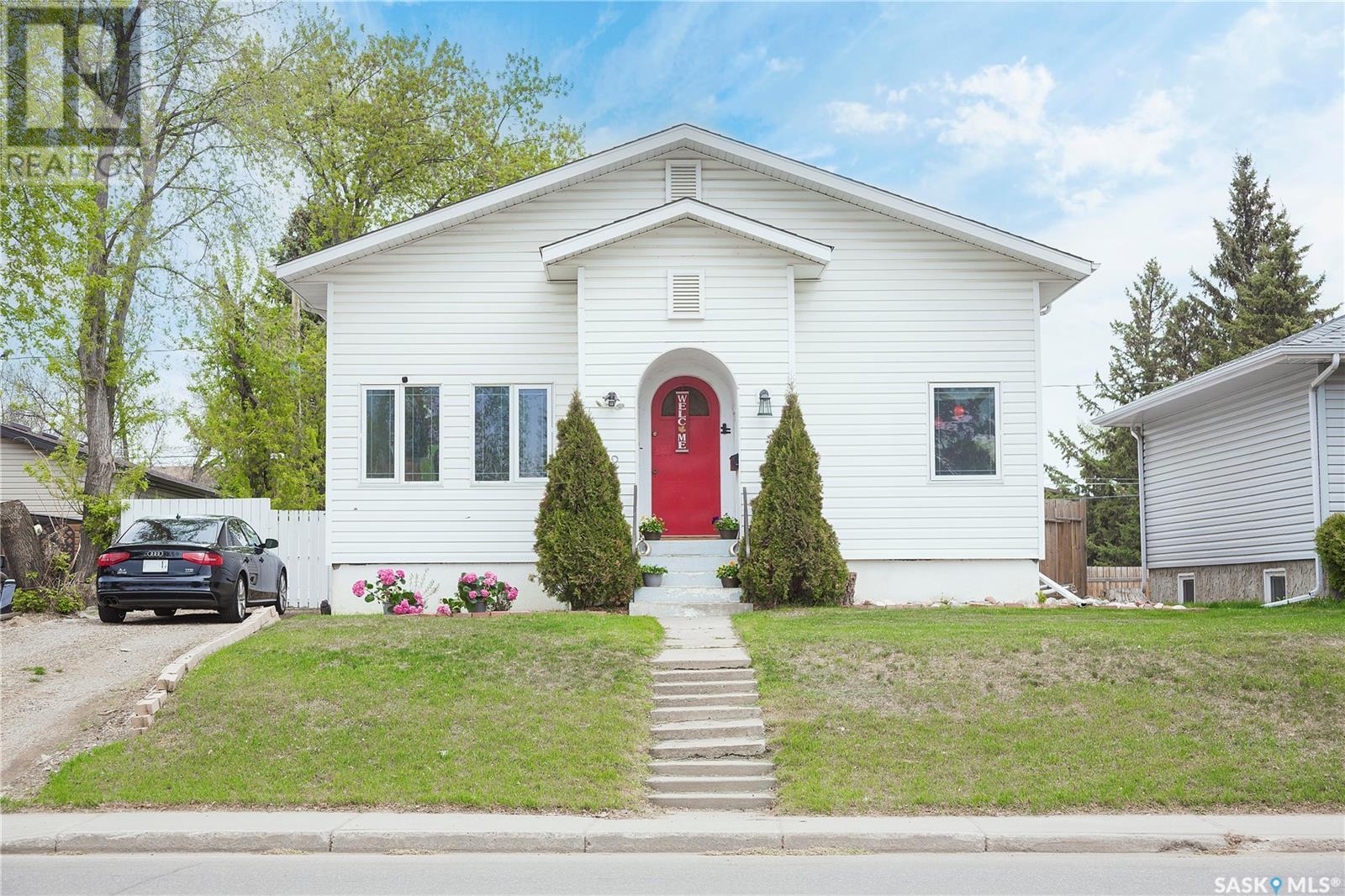 Property at 32 28th STREET E image 1