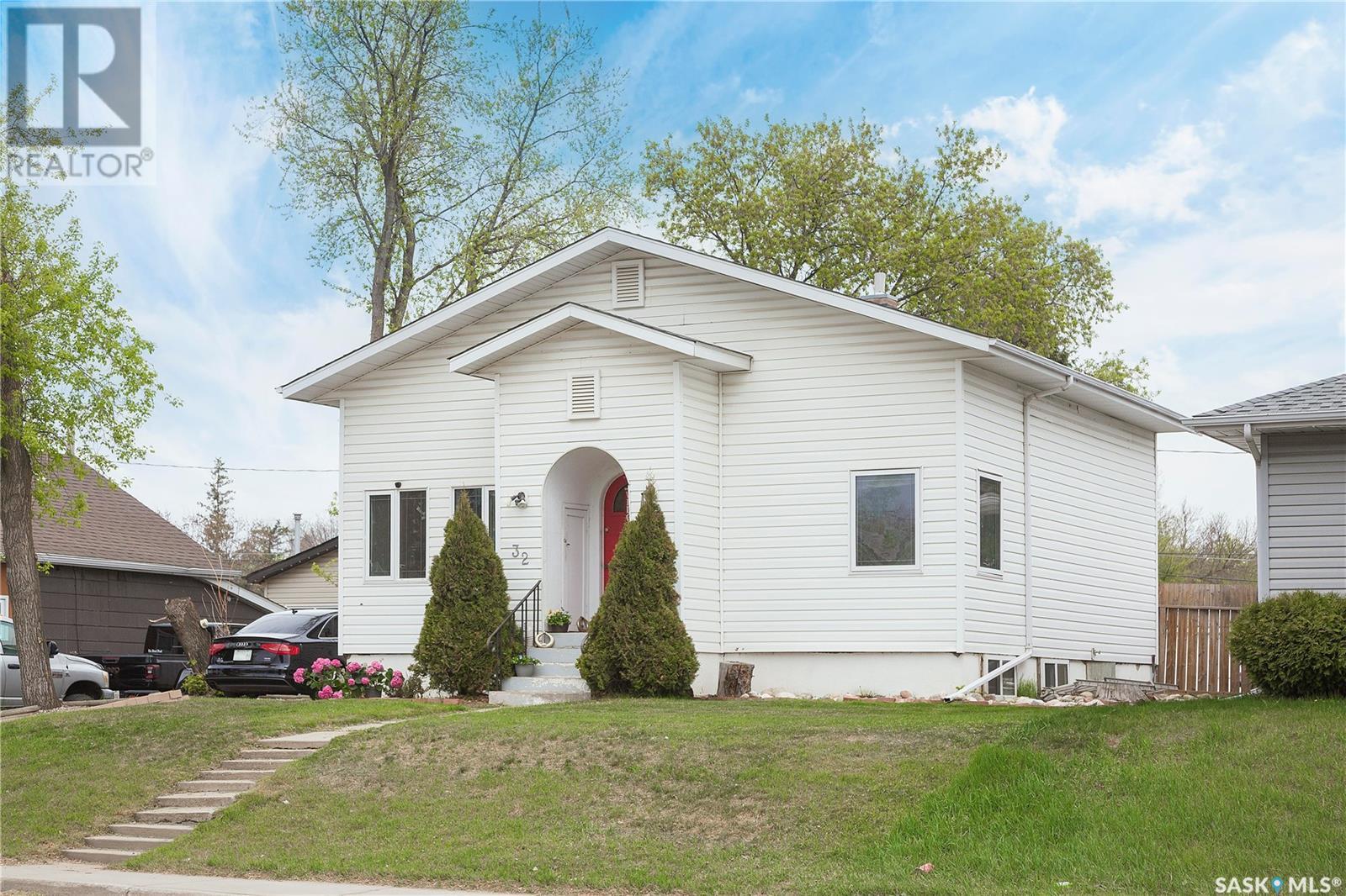 Property at 32 28th STREET E image 2
