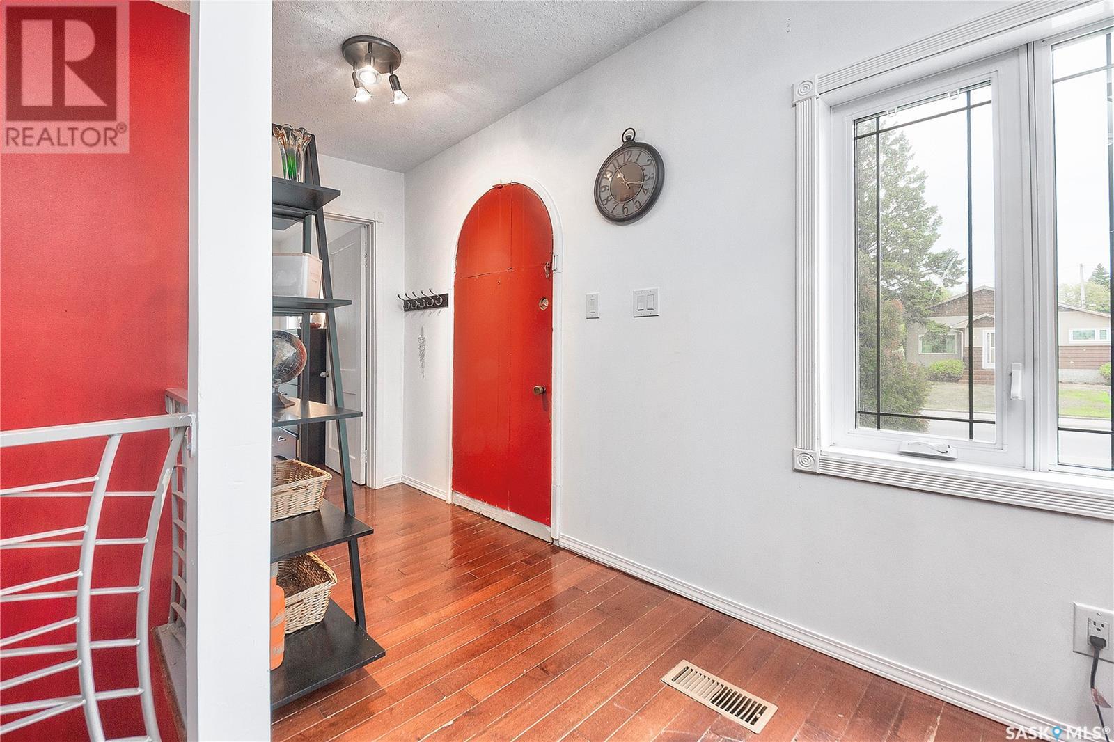 Property at 32 28th STREET E image 3