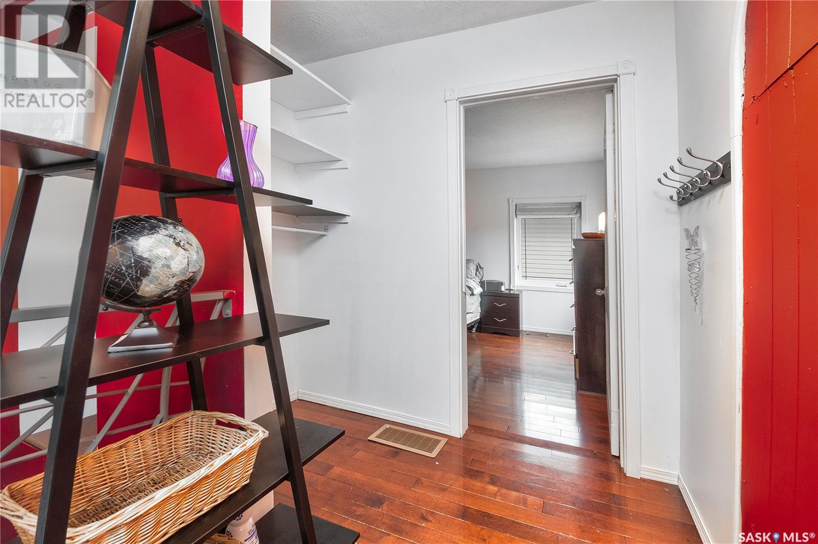 Property at 32 28th STREET E image 4