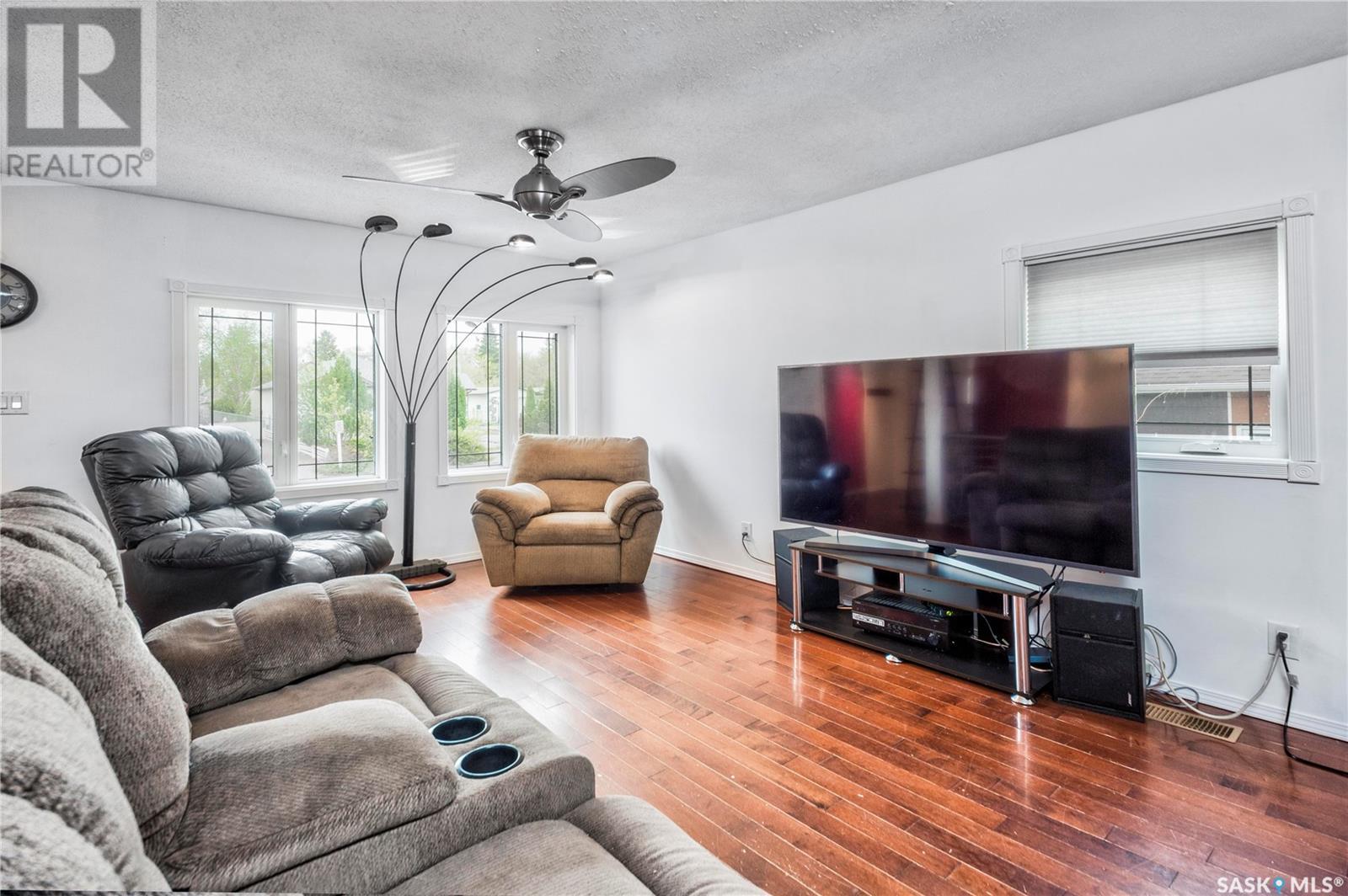 Property at 32 28th STREET E image 5
