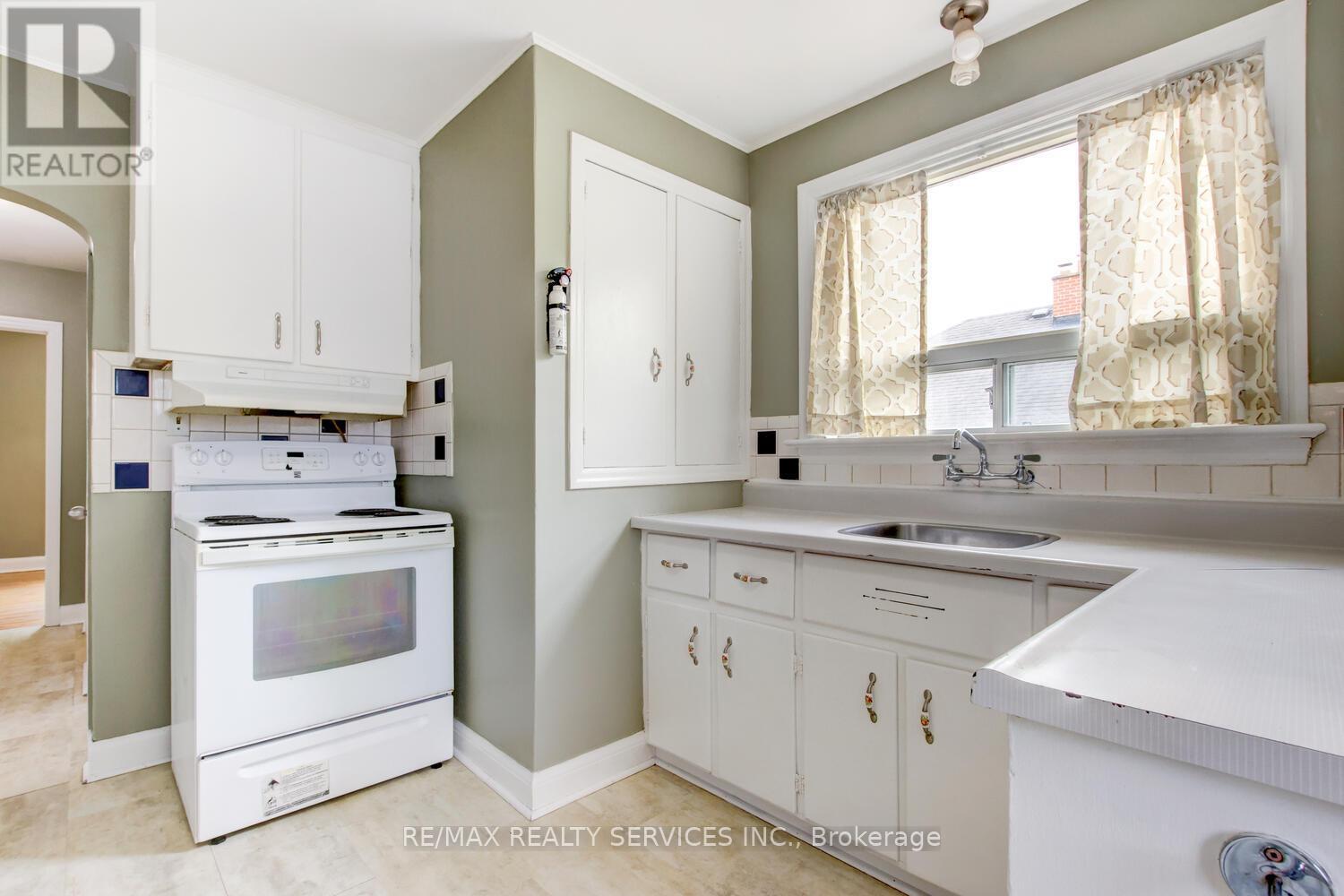 29 Woodward Avenue, Brampton, Ontario  L6V 1K2 - Photo 11 - W12147624