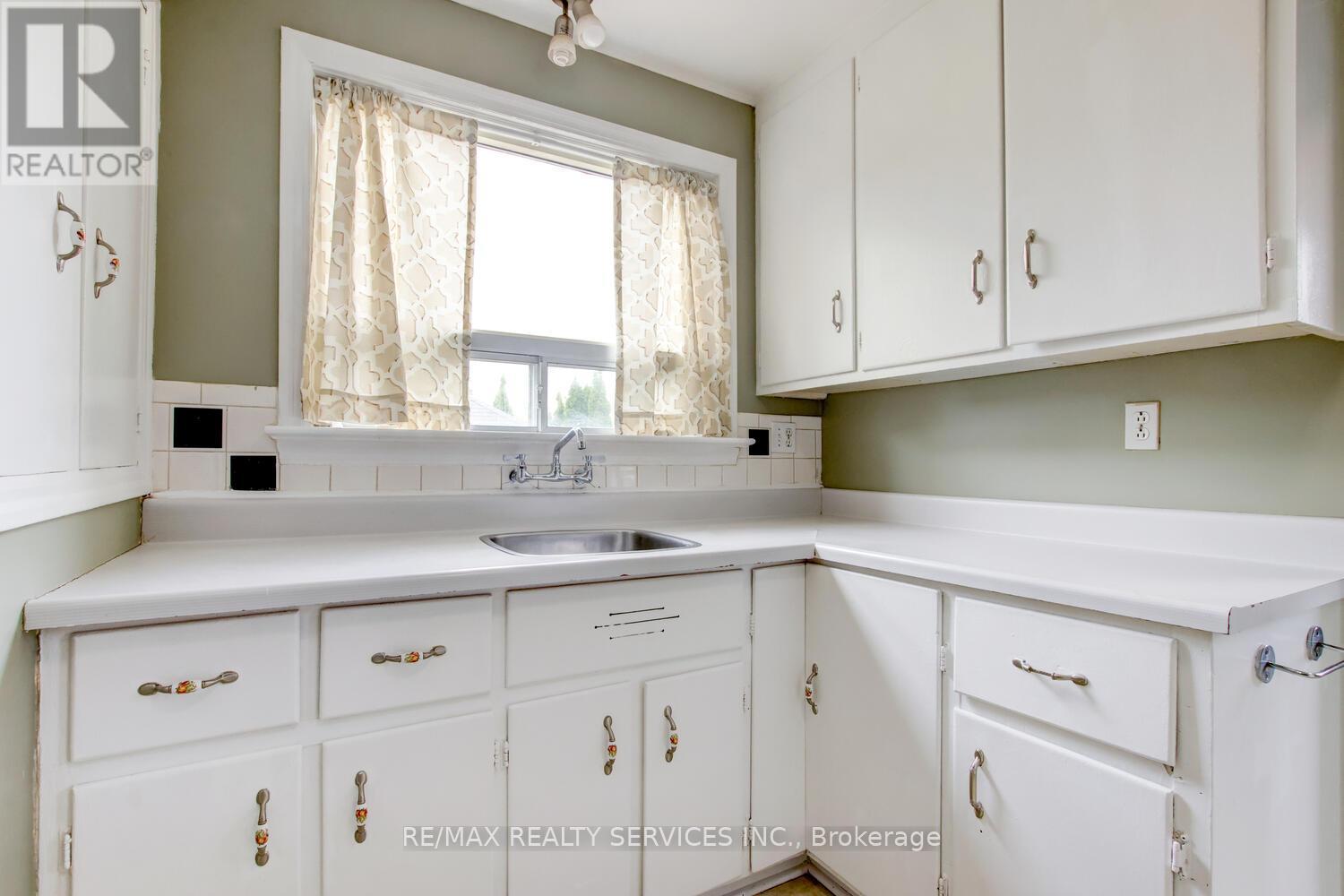 29 Woodward Avenue, Brampton, Ontario  L6V 1K2 - Photo 12 - W12147624