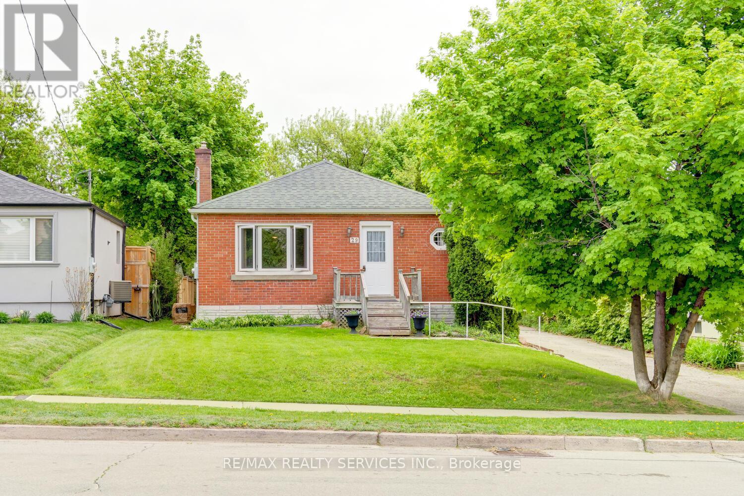29 Woodward Avenue, Brampton, Ontario  L6V 1K2 - Photo 2 - W12147624