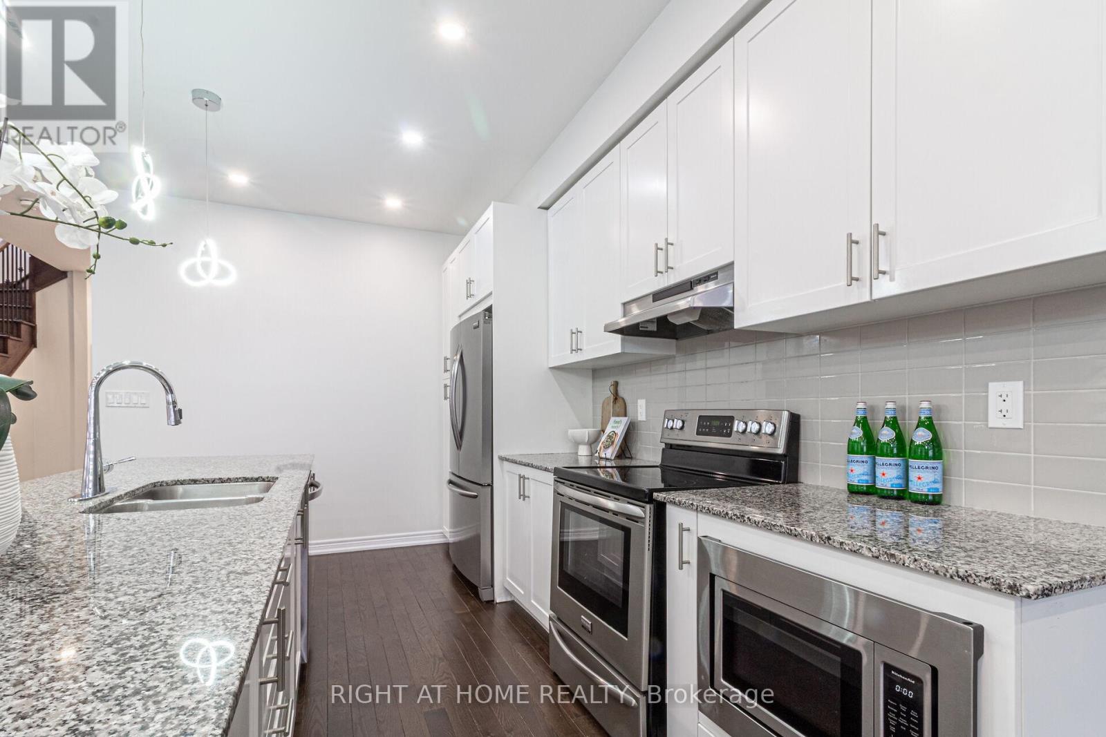 1406 Farmstead Drive, Milton, Ontario  L9E 1K4 - Photo 12 - W12147681