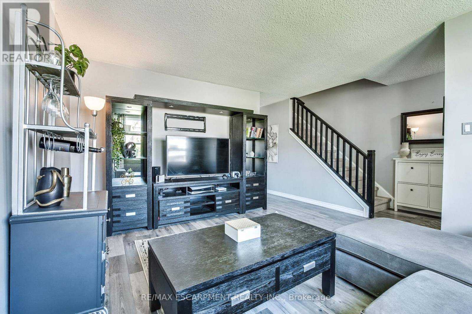 2 - 2700 Barton Street E, Hamilton (Grayside), Ontario  L8E 2J7 - Photo 2 - X12147719