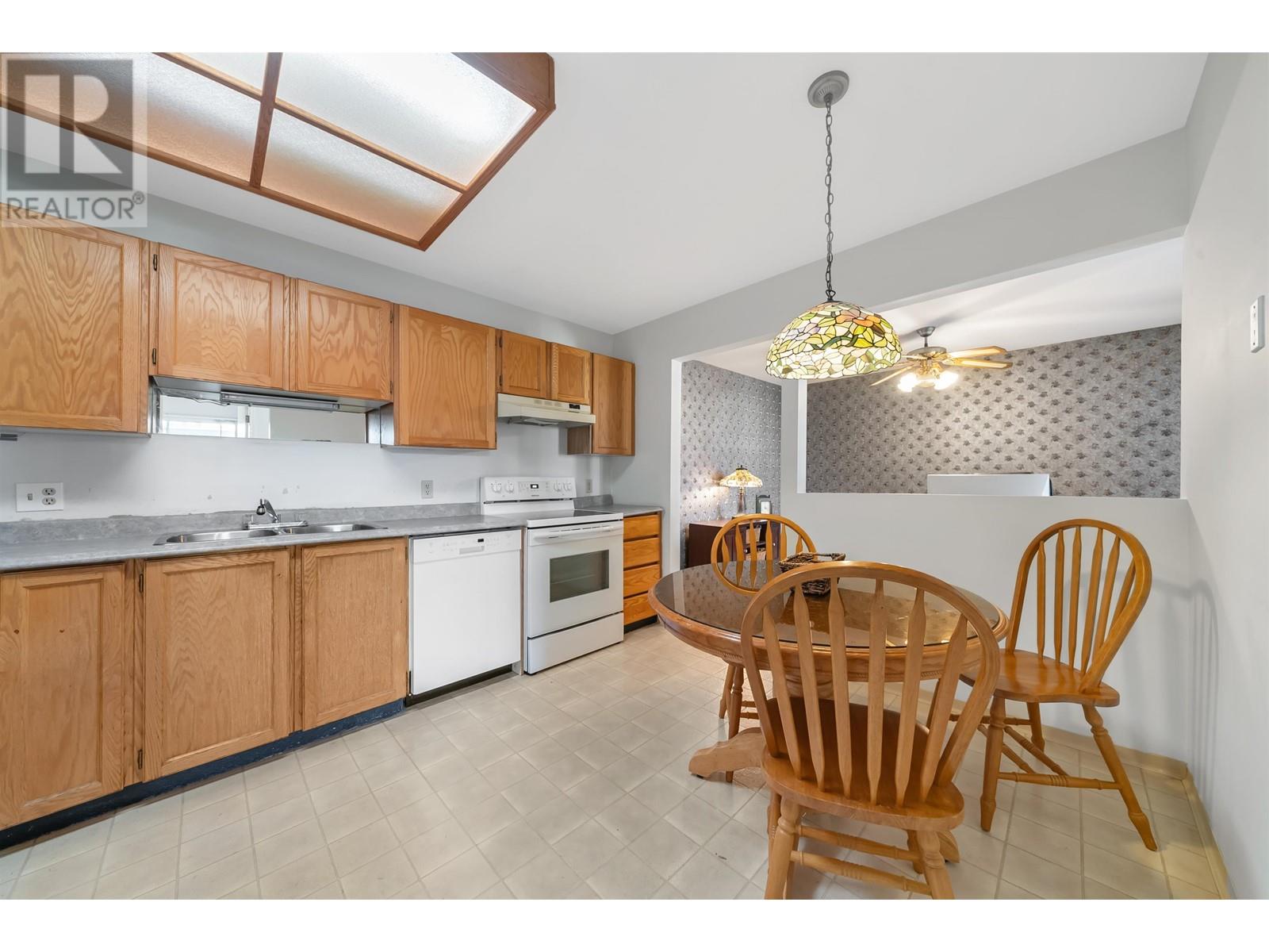 202 22222 119 Avenue, Maple Ridge, British Columbia  V2X 2Y9 - Photo 3 - R3002675