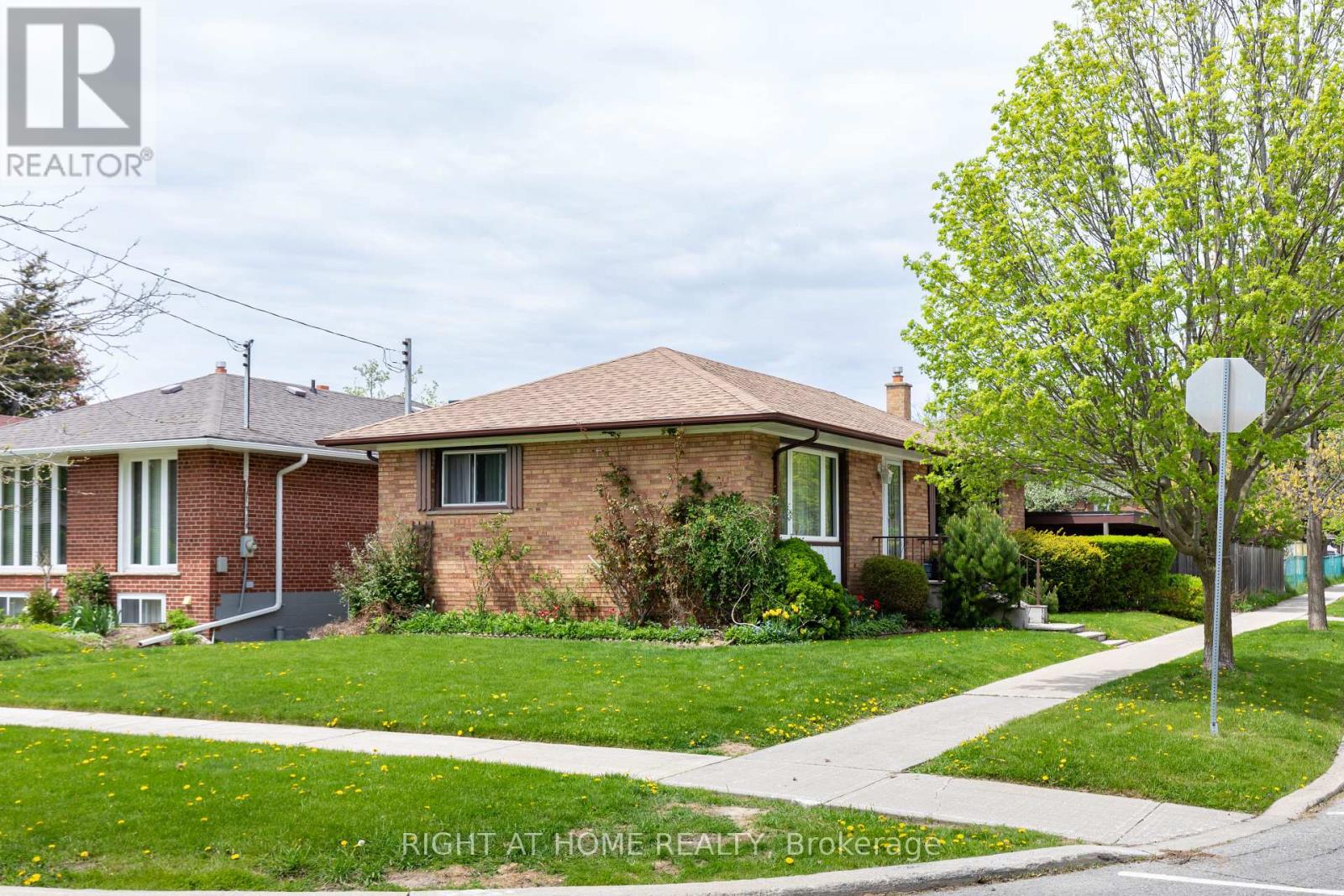 22 Flintridge Road, Toronto, Ontario  M1P 1C1 - Photo 4 - E12147796